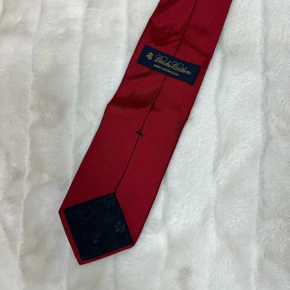 Brooks Brothers Red Textured 100% Silk Work Office Preppy Mens Tie Solid